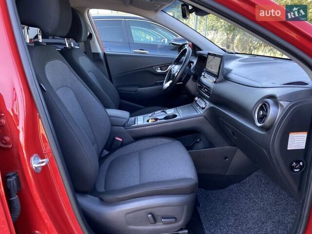 Красный Хендай Kona Electric, объемом двигателя 0 л и пробегом 113 тыс. км за 19950 $, фото 79 на Automoto.ua