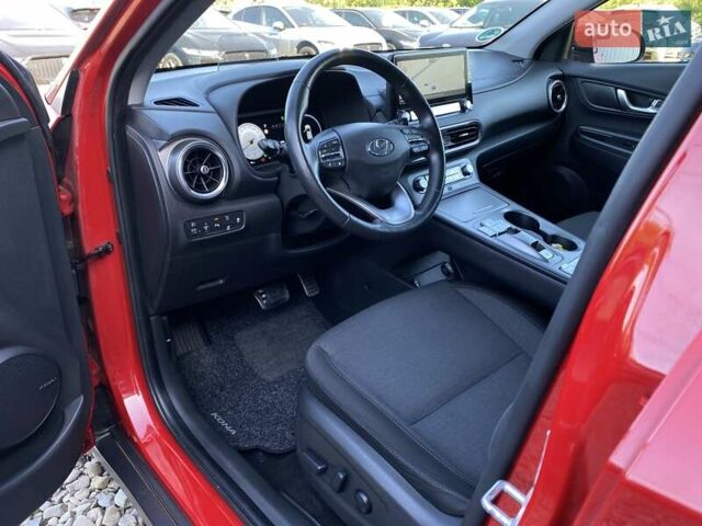 Красный Хендай Kona Electric, объемом двигателя 0 л и пробегом 113 тыс. км за 19950 $, фото 28 на Automoto.ua