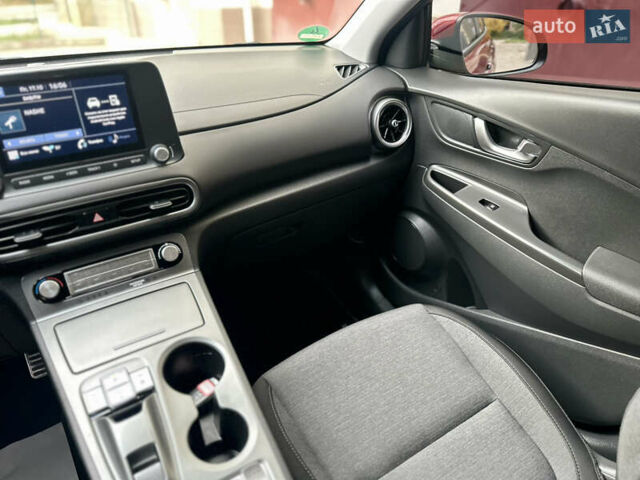 Красный Хендай Kona Electric, объемом двигателя 0 л и пробегом 84 тыс. км за 16950 $, фото 36 на Automoto.ua