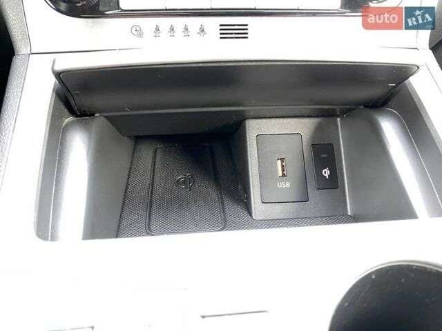 Красный Хендай Kona Electric, объемом двигателя 0 л и пробегом 117 тыс. км за 19200 $, фото 4 на Automoto.ua