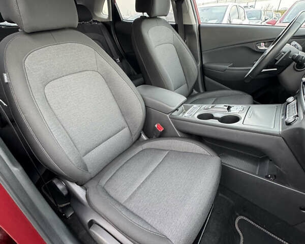 Красный Хендай Kona Electric, объемом двигателя 0 л и пробегом 51 тыс. км за 17999 $, фото 31 на Automoto.ua