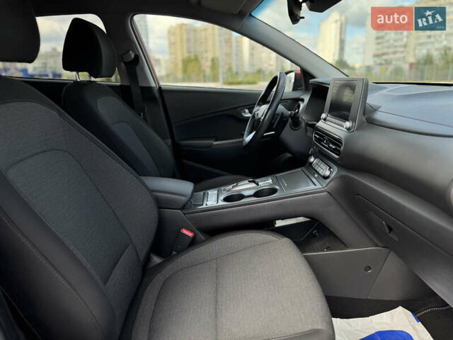 Красный Хендай Kona Electric, объемом двигателя 0 л и пробегом 53 тыс. км за 16900 $, фото 28 на Automoto.ua