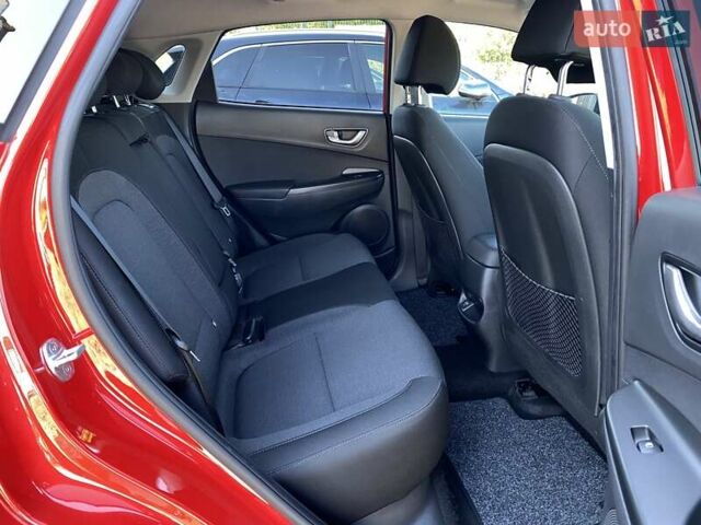 Красный Хендай Kona Electric, объемом двигателя 0 л и пробегом 113 тыс. км за 19950 $, фото 77 на Automoto.ua