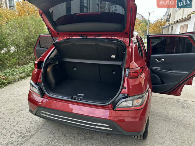 Красный Хендай Kona Electric, объемом двигателя 0 л и пробегом 84 тыс. км за 16950 $, фото 59 на Automoto.ua