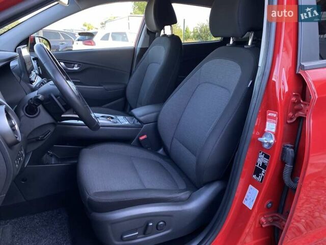 Красный Хендай Kona Electric, объемом двигателя 0 л и пробегом 113 тыс. км за 19950 $, фото 30 на Automoto.ua