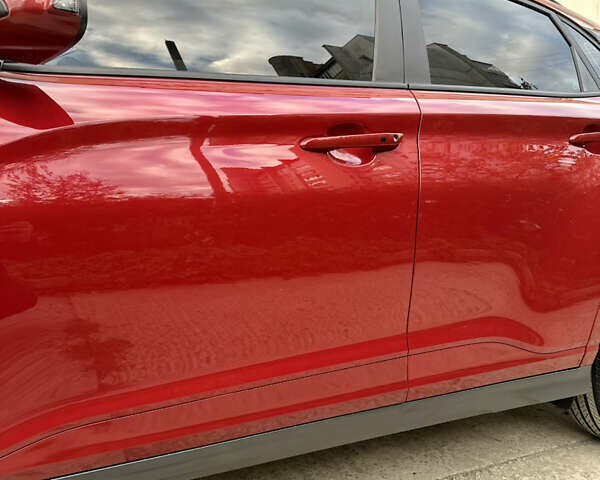 Красный Хендай Kona Electric, объемом двигателя 0 л и пробегом 84 тыс. км за 16950 $, фото 66 на Automoto.ua