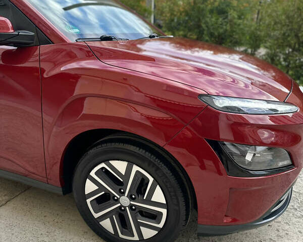 Красный Хендай Kona Electric, объемом двигателя 0 л и пробегом 84 тыс. км за 16950 $, фото 77 на Automoto.ua