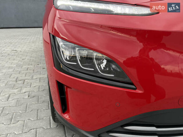 Красный Хендай Kona Electric, объемом двигателя 0 л и пробегом 89 тыс. км за 19799 $, фото 22 на Automoto.ua