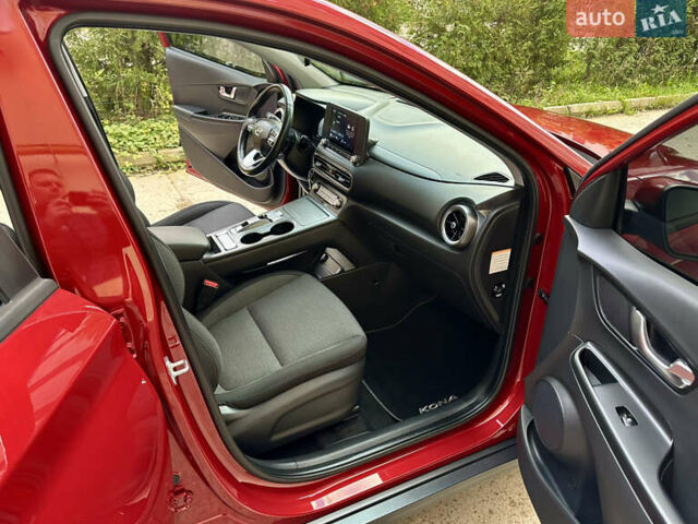 Красный Хендай Kona Electric, объемом двигателя 0 л и пробегом 84 тыс. км за 16950 $, фото 61 на Automoto.ua