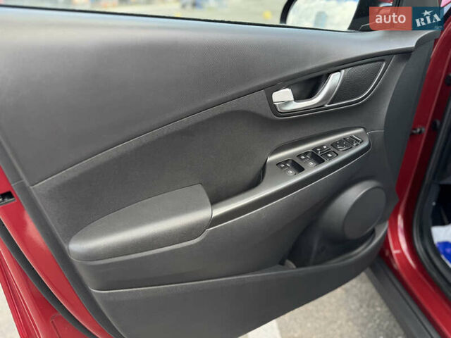 Красный Хендай Kona Electric, объемом двигателя 0 л и пробегом 53 тыс. км за 16900 $, фото 19 на Automoto.ua