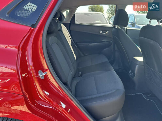 Красный Хендай Kona Electric, объемом двигателя 0 л и пробегом 86 тыс. км за 20600 $, фото 51 на Automoto.ua
