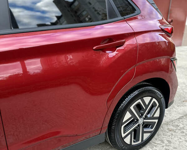 Красный Хендай Kona Electric, объемом двигателя 0 л и пробегом 84 тыс. км за 16950 $, фото 67 на Automoto.ua
