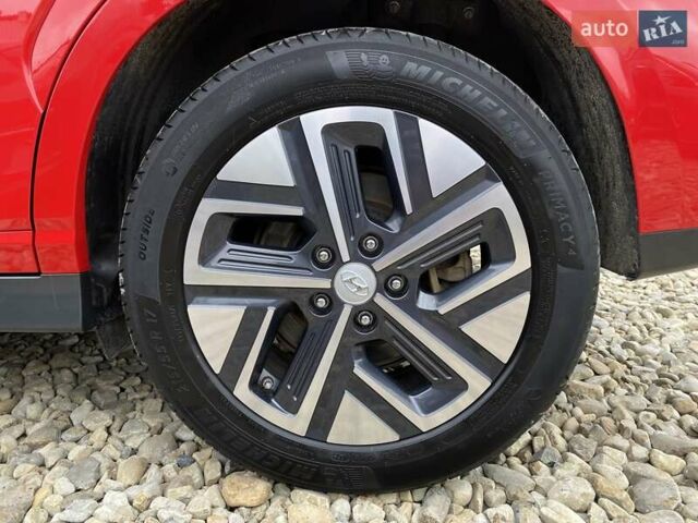Красный Хендай Kona Electric, объемом двигателя 0 л и пробегом 111 тыс. км за 20400 $, фото 27 на Automoto.ua