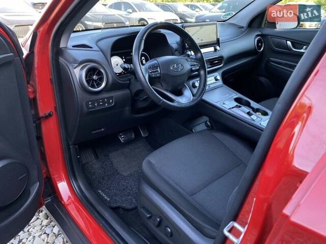 Красный Хендай Kona Electric, объемом двигателя 0 л и пробегом 113 тыс. км за 19950 $, фото 1 на Automoto.ua