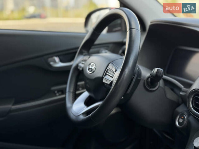 Красный Хендай Kona Electric, объемом двигателя 0 л и пробегом 53 тыс. км за 16900 $, фото 24 на Automoto.ua