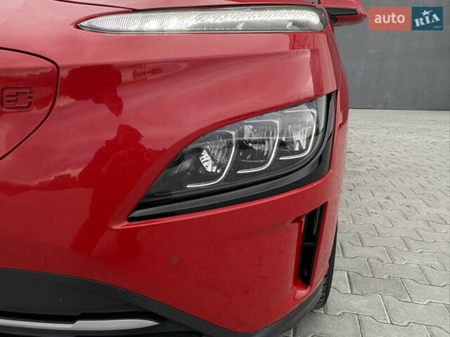 Красный Хендай Kona Electric, объемом двигателя 0 л и пробегом 89 тыс. км за 19799 $, фото 23 на Automoto.ua