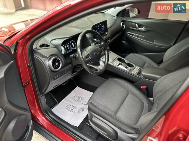 Красный Хендай Kona Electric, объемом двигателя 0 л и пробегом 84 тыс. км за 16950 $, фото 32 на Automoto.ua