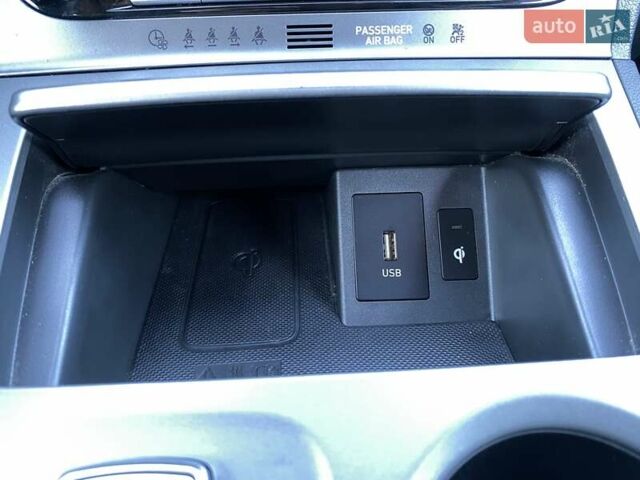 Красный Хендай Kona Electric, объемом двигателя 0 л и пробегом 113 тыс. км за 19950 $, фото 6 на Automoto.ua