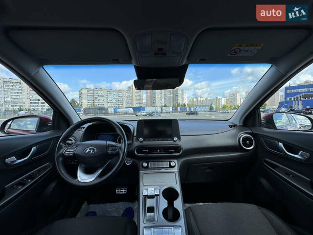 Красный Хендай Kona Electric, объемом двигателя 0 л и пробегом 53 тыс. км за 16900 $, фото 1 на Automoto.ua