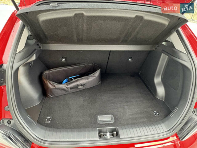 Красный Хендай Kona Electric, объемом двигателя 0 л и пробегом 89 тыс. км за 19799 $, фото 69 на Automoto.ua