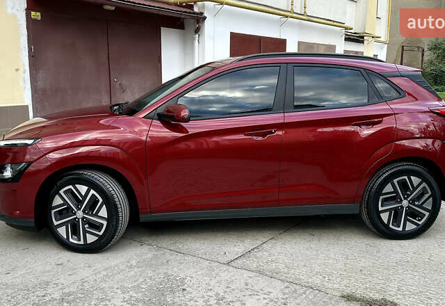 Красный Хендай Kona Electric, объемом двигателя 0 л и пробегом 84 тыс. км за 16950 $, фото 3 на Automoto.ua