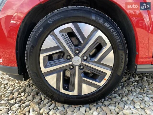 Красный Хендай Kona Electric, объемом двигателя 0 л и пробегом 117 тыс. км за 19200 $, фото 16 на Automoto.ua