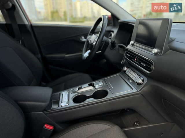 Красный Хендай Kona Electric, объемом двигателя 0 л и пробегом 53 тыс. км за 16900 $, фото 4 на Automoto.ua