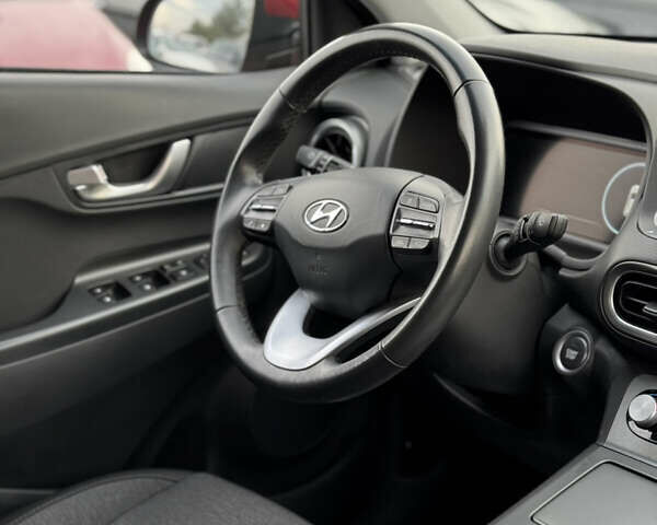 Красный Хендай Kona Electric, объемом двигателя 0 л и пробегом 51 тыс. км за 17999 $, фото 35 на Automoto.ua