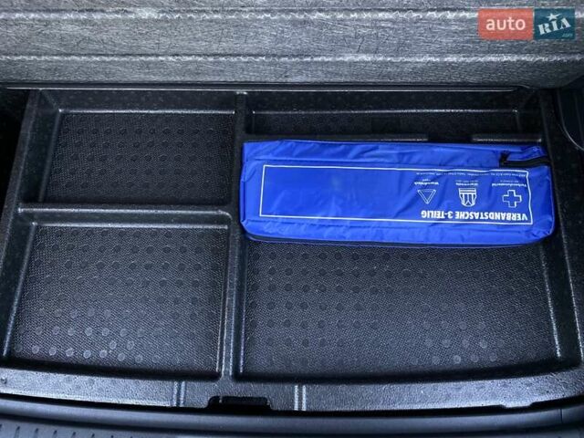 Красный Хендай Kona Electric, объемом двигателя 0 л и пробегом 113 тыс. км за 19950 $, фото 73 на Automoto.ua