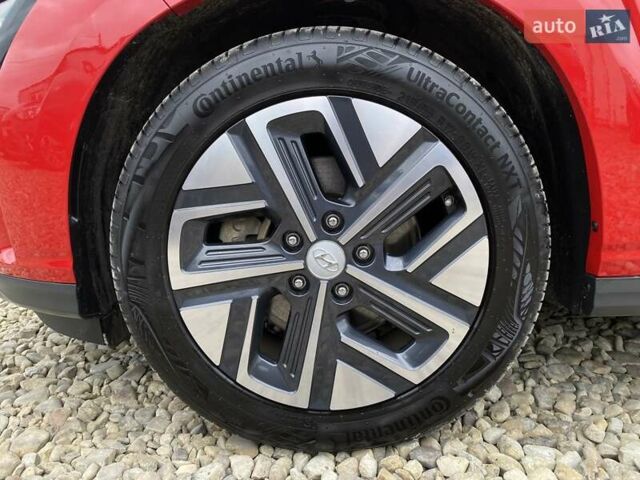 Красный Хендай Kona Electric, объемом двигателя 0 л и пробегом 111 тыс. км за 20400 $, фото 29 на Automoto.ua