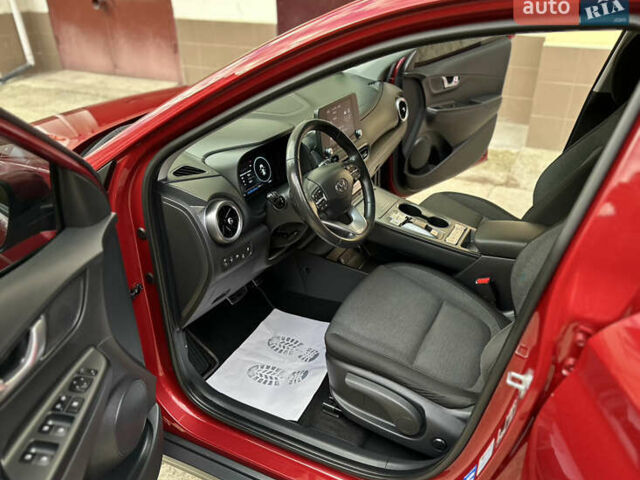 Красный Хендай Kona Electric, объемом двигателя 0 л и пробегом 84 тыс. км за 16950 $, фото 57 на Automoto.ua