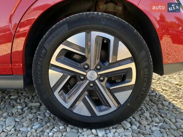 Красный Хендай Kona Electric, объемом двигателя 0 л и пробегом 113 тыс. км за 19950 $, фото 22 на Automoto.ua