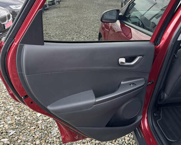 Красный Хендай Kona Electric, объемом двигателя 0 л и пробегом 51 тыс. км за 17999 $, фото 22 на Automoto.ua