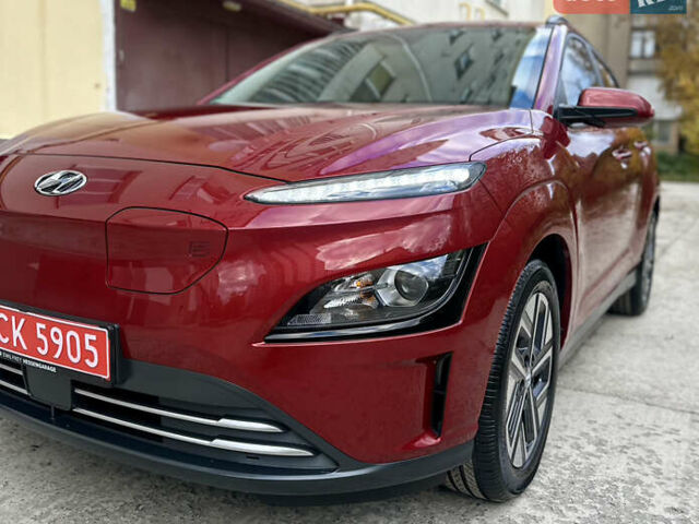 Красный Хендай Kona Electric, объемом двигателя 0 л и пробегом 84 тыс. км за 16950 $, фото 63 на Automoto.ua