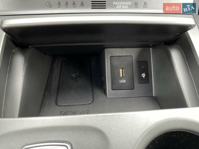 Красный Хендай Kona Electric, объемом двигателя 0 л и пробегом 111 тыс. км за 20400 $, фото 4 на Automoto.ua