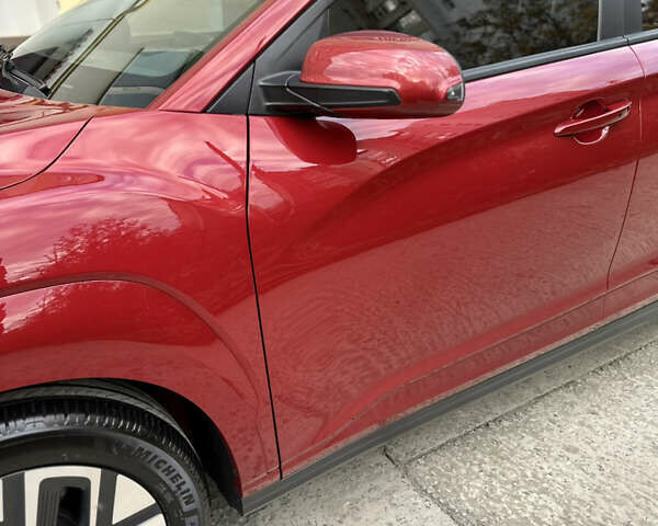 Красный Хендай Kona Electric, объемом двигателя 0 л и пробегом 84 тыс. км за 16950 $, фото 65 на Automoto.ua