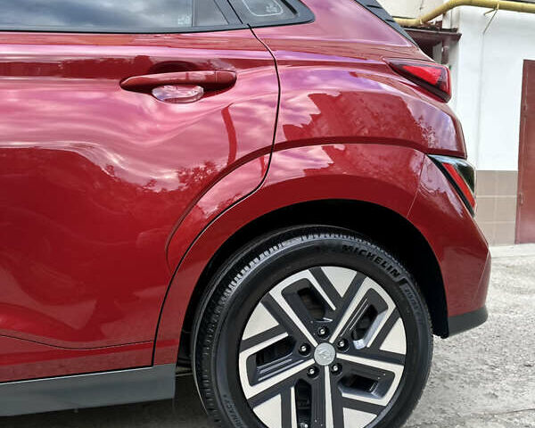 Красный Хендай Kona Electric, объемом двигателя 0 л и пробегом 84 тыс. км за 16950 $, фото 68 на Automoto.ua