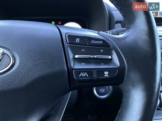 Красный Хендай Kona Electric, объемом двигателя 0 л и пробегом 113 тыс. км за 19950 $, фото 5 на Automoto.ua