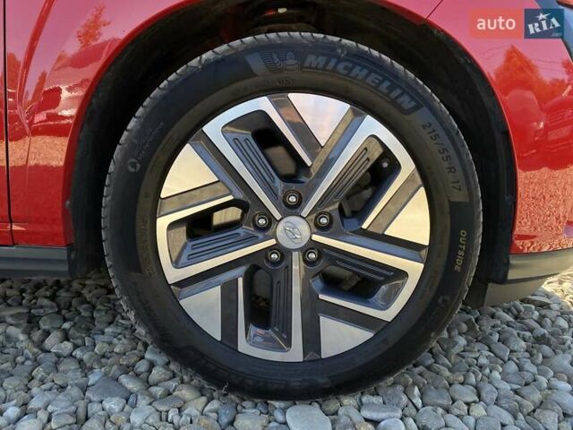 Красный Хендай Kona Electric, объемом двигателя 0 л и пробегом 113 тыс. км за 19950 $, фото 24 на Automoto.ua