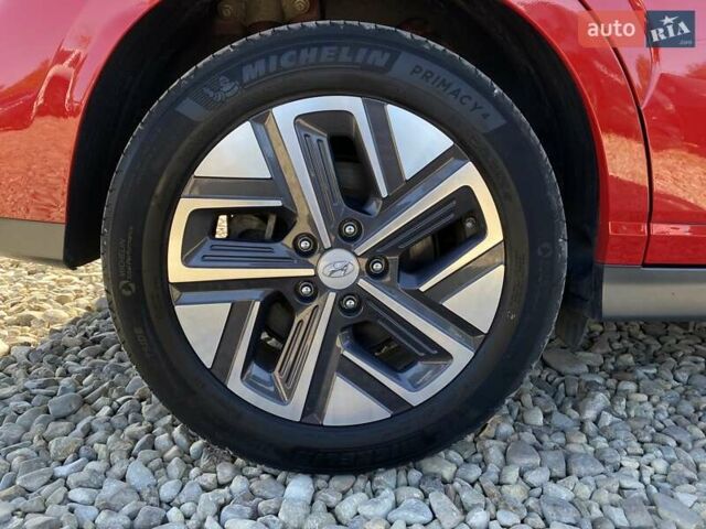 Красный Хендай Kona Electric, объемом двигателя 0 л и пробегом 113 тыс. км за 19950 $, фото 23 на Automoto.ua