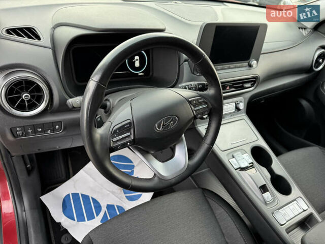 Красный Хендай Kona Electric, объемом двигателя 0 л и пробегом 51 тыс. км за 17999 $, фото 20 на Automoto.ua