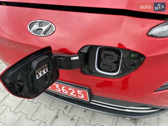 Красный Хендай Kona Electric, объемом двигателя 0 л и пробегом 89 тыс. км за 19799 $, фото 74 на Automoto.ua