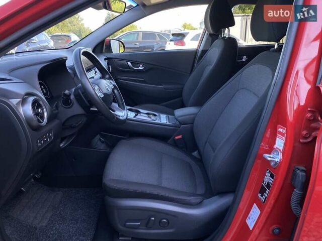 Красный Хендай Kona Electric, объемом двигателя 0 л и пробегом 113 тыс. км за 19950 $, фото 29 на Automoto.ua