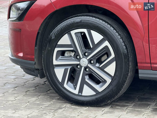 Красный Хендай Kona Electric, объемом двигателя 0 л и пробегом 17 тыс. км за 16999 $, фото 12 на Automoto.ua