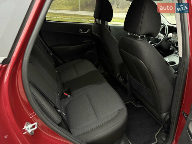 Красный Хендай Kona Electric, объемом двигателя 0 л и пробегом 17 тыс. км за 16999 $, фото 23 на Automoto.ua