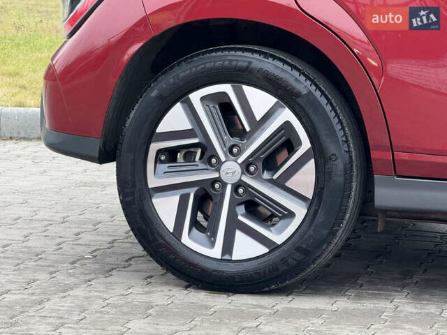 Красный Хендай Kona Electric, объемом двигателя 0 л и пробегом 17 тыс. км за 16999 $, фото 11 на Automoto.ua
