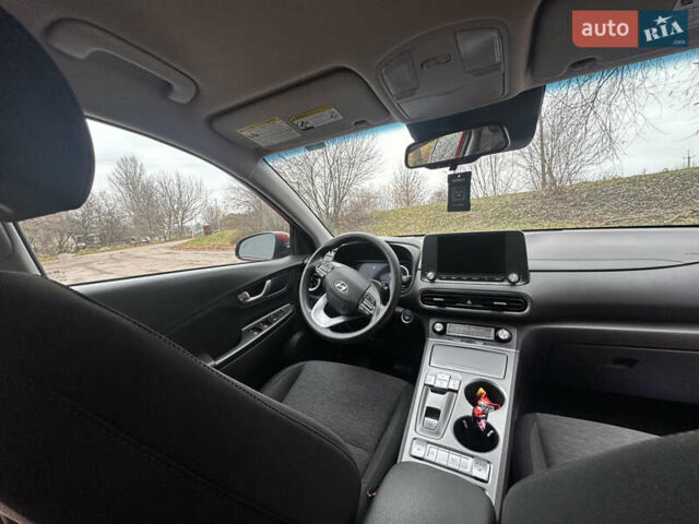Красный Хендай Kona Electric, объемом двигателя 0 л и пробегом 87 тыс. км за 18500 $, фото 32 на Automoto.ua