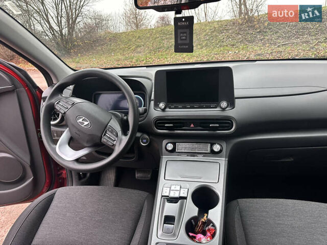 Красный Хендай Kona Electric, объемом двигателя 0 л и пробегом 87 тыс. км за 18500 $, фото 15 на Automoto.ua