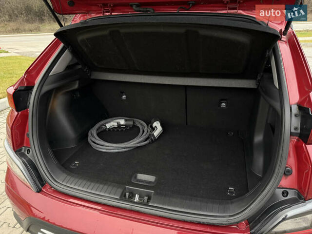 Красный Хендай Kona Electric, объемом двигателя 0 л и пробегом 17 тыс. км за 16999 $, фото 20 на Automoto.ua