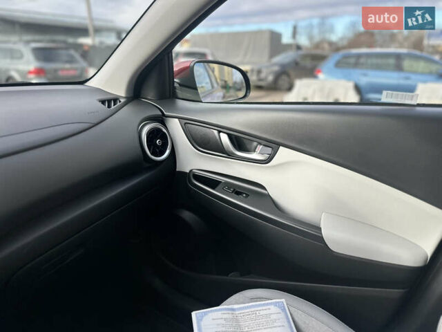 Красный Хендай Kona Electric, объемом двигателя 0 л и пробегом 100 тыс. км за 17200 $, фото 32 на Automoto.ua